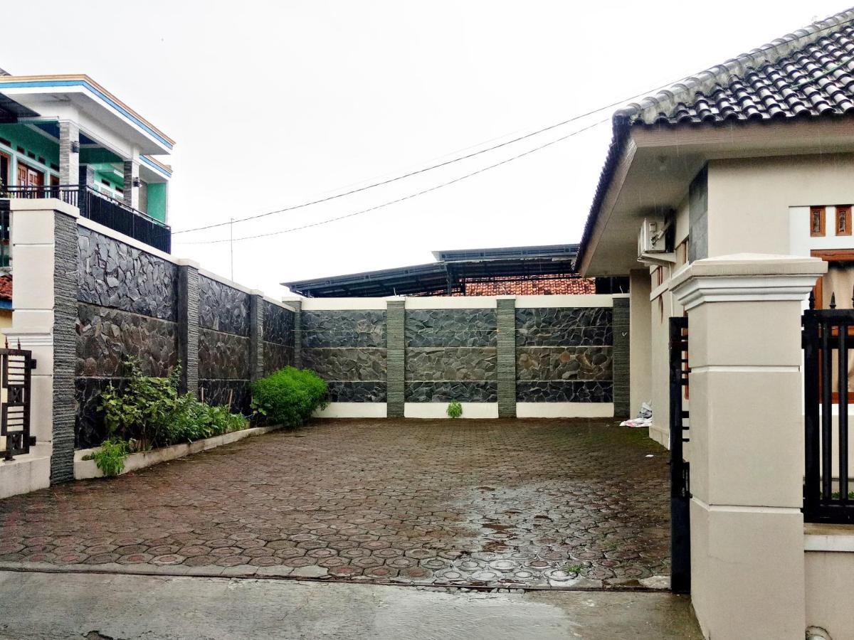 Wisma Andali Syariah Near Rsud Cideres Majalengka Exteriör bild